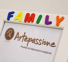 Carica l&#39;immagine nel visualizzatore di Gallery, Cornici per foto in legno con la scritta Family verticale e decorata con... - Ilgrandebazar
