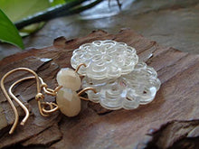 Carica l&#39;immagine nel visualizzatore di Gallery, ✿ FIORI DI IN CRISTALLO O RESINA ✿ Orecchini fatti a mano realizzati...