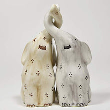 Carica l&#39;immagine nel visualizzatore di Gallery, Coppia elefanti in ceramica intrecciati fatti e decorati a mano - Ilgrandebazar