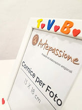 Carica l&#39;immagine nel visualizzatore di Gallery, Cornici per foto in legno con la scritta TVB e decorata con cuoricini, da appoggiare o appendere, misura 13x18 cm Bianca. Ideale per regalo e ricordo.