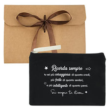 Carica l'immagine nel visualizzatore di Gallery, BETESSIN Borsa Amicizia Mini Pochette Buste Kraft Scritta Ricorda sempre Tu sei più coraggiosa Regalo Amica Compleanno Laurea Natale Pensione Donna Borsa Trucchi Costumi