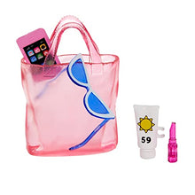 Carica l&#39;immagine nel visualizzatore di Gallery, Barbie - Bambola bionda con costume da bagno rosa e bianco, Barbie con pareo a pois, cappello da sole, tote bag e tanti accessori da spiaggia, giocattolo per bambini, 3+ anni, HPL73
