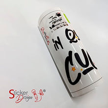 Carica l&#39;immagine nel visualizzatore di Gallery, Adesivi Murali Cucina in questa cucina accadono cose magiche Frasi scritte italiano wall stickers kitchen decorazione casa adesivi da parete adesivo muro citazioni decorazioni da muro Stickerdesign