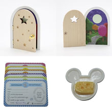 Carica l&#39;immagine nel visualizzatore di Gallery, Qué Kawaii® Kit TOPOLINO DEI DENTI-FATINA DEI DENTI PORTA CHE SI APRE E SI BRILLA AL BUIO!!!.. Magica porta e scala in legno + scatola dei denti + Piatto + Formaggio + 4 stelle + 6 certificati