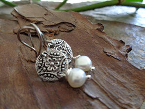 ♥ PERLA D'ACQUA DOLCE SUL DISCO PICCOLO DI FIORI ♥ Orecchini delicati e...