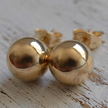 Carica l&#39;immagine nel visualizzatore di Gallery, Orecchini a bottone a sfera in 14k oro riempito tondi misura 8mm Semplici...