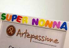 Carica l'immagine nel visualizzatore di Gallery, Cornici per foto in legno con la scritta Super Nonna TVB e decorata con cuoricini, da appoggiare o appendere, misura 13x18 cm Bianca. Ideale per regalo e ricordo.