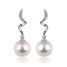 Carica l&#39;immagine nel visualizzatore di Gallery, Orecchini con Perle D’acqua Dolce D.Perlla donna in Bianco Perla2