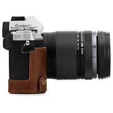 Carica l&#39;immagine nel visualizzatore di Gallery, MegaGear Custodia in Vera Pelle Compatibile con Olympus Om-D E-M5 Marrone