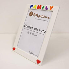 Carica l&#39;immagine nel visualizzatore di Gallery, Cornici per foto in legno con la scritta Family verticale e decorata con... - Ilgrandebazar