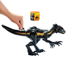 Carica l&#39;immagine nel visualizzatore di Gallery, Jurassic World - Indoraptor Dinosauro Cerca e Attacca con attrezzatura di tracciamento e 3 funzionalità di attacco, Giocattolo per Bambini 4+ Anni, HKY12
