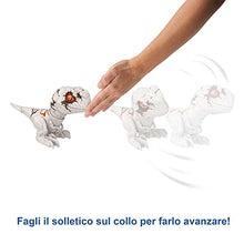 Carica l&#39;immagine nel visualizzatore di Gallery, Jurassic World - Dominion Creature Ruggenti, Action Figure Dinosauro Atrociraptor, con movimenti e Suoni interattivi Che Si attivano al Tocco, Giocattolo e Regalo per Bambini 4+ Anni, GWY57