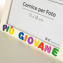 Carica l&#39;immagine nel visualizzatore di Gallery, Cornici per foto in legno 13x18cm con scritto A 60 Anni si è più Giovane, da...