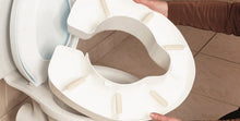 Carica l'immagine nel visualizzatore di Gallery, NRS Healthcare F25145 Novelle Rialzo Clip-On per WC