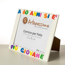 Carica l&#39;immagine nel visualizzatore di Gallery, Cornici per foto in legno 13x18cm con scritto A 60 Anni si è più Giovane, da...