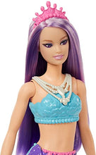 Carica l&#39;immagine nel visualizzatore di Gallery, Barbie - Dreamtopia Sirena Bambola capelli viola con coda blu e viola sfumati e coroncina, Giocattolo per Bambini 3+ Anni, HGR10