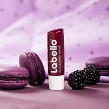 Carica l&#39;immagine nel visualizzatore di Gallery, Labello Blackberry Shine in confezione da 1 (1 x 4,8 g), matita per la cura delle labbra con delicata lucentezza rossa e pigmenti brillanti, cura delle labbra senza oli minerali
