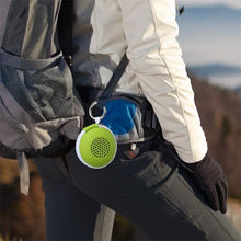 Carica l'immagine nel visualizzatore di Gallery, Con Custodia da Viaggio, EWA A106 Mini Altoparlante Bluetooth Portatile Cassa waterproof Resistente all'Acqua IP67 Riproduzione di 12 Ore Speaker Bassi Potenti per Doccia, Interni e all'Aperto(Nero)