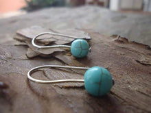 Carica l&#39;immagine nel visualizzatore di Gallery, TURCHESE HOWLITE STONES orecchini ganci lunghi - Ilgrandebazar