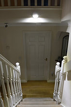 Carica l'immagine nel visualizzatore di Gallery, Auraglow Luce LED di Sicurezza A Batteria Ad Attivazione Con Bianco.
