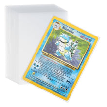 Carica l&#39;immagine nel visualizzatore di Gallery, Buste Proteggi Carte, 100 Pezzi Trasparenti Bustine Carte 66 X 92 MM 0,01MM Tasche Vuote per Carte Da Collezione Pokemon Magic