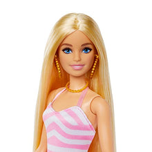 Carica l&#39;immagine nel visualizzatore di Gallery, Barbie - Bambola bionda con costume da bagno rosa e bianco, Barbie con pareo a pois, cappello da sole, tote bag e tanti accessori da spiaggia, giocattolo per bambini, 3+ anni, HPL73