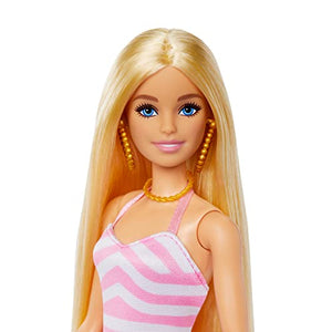 Barbie - Bambola bionda con costume da bagno rosa e bianco, Barbie con pareo a pois, cappello da sole, tote bag e tanti accessori da spiaggia, giocattolo per bambini, 3+ anni, HPL73