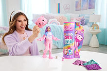 Carica l'immagine nel visualizzatore di Gallery, Barbie - Barbie Cutie Reveal Serie Pigiamini, bambola con costume da orsacchiotto di peluche, t-shirt Love, accessori e 10 sorprese cambia colore, giocattolo per bambini, 3+ anni, HKR04