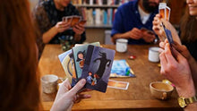 Carica l'immagine nel visualizzatore di Gallery, Asmodee - Dixit - Gioco da Tavolo di Immaginazione e Fantasia, 3-8 Giocatori, 8+ Anni, Edizione in Italiano