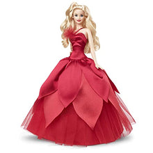 Carica l'immagine nel visualizzatore di Gallery, Barbie -  Barbie Signature Magia delle Feste 2022 bambola bionda, capelli ondulati, abito rosso con ampia gonna e orecchini pendenti, da collezione, Giocattolo e regalo per Bambini 6+ Anni, HBY03