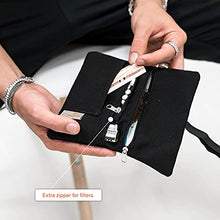 Carica l&#39;immagine nel visualizzatore di Gallery, Porta Tabacco Cartine e Filtri Idrorepellente Cucito a Mano - Astuccio Portatabacco in Tessuto con cerniera extra, Porta Tabacco Donna - Porta Tabacco Uomo (Nero Sportivo)