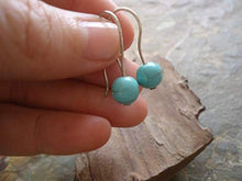 Carica l&#39;immagine nel visualizzatore di Gallery, TURCHESE HOWLITE STONES orecchini ganci lunghi - Ilgrandebazar