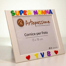 Carica l'immagine nel visualizzatore di Gallery, Cornici per foto in legno con la scritta Super Nonna TVB e decorata con cuoricini, da appoggiare o appendere, misura 13x18 cm Bianca. Ideale per regalo e ricordo.