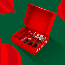 Carica l'immagine nel visualizzatore di Gallery, Coca-Cola Christmas Box – Box Limited Edition con 3 Bottiglie di Vetro da 330ml Coca-Cola Assortite, 1 Apribottiglie, 1 Vassoio e 4 Decorazioni Natalizie Trudi