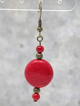 Carica l&#39;immagine nel visualizzatore di Gallery, Orecchini rossi stile Zen in bronzo antico e perle piatte turchese...