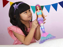 Carica l&#39;immagine nel visualizzatore di Gallery, Barbie-Dreamtopia Sirena Luci Scintillanti Bambola Bionda con Coda che si Illumina, Luci che si Attivano con Acqua e Capelli con Ciocche Rosa, Giocattolo per Bambini 3+ Anni, HDJ36