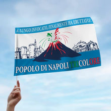Carica l&#39;immagine nel visualizzatore di Gallery, MAGNATEVE &#39;O LIMONE Bandiera Popolo di Napoli 2023 Originale – Bandiera 90x150 cm Vesuvio Erutta – Gadget Idea Regalo Tifoso Calcio Originali – Idee Regali Divertenti per Tifosi