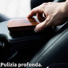 Carica l'immagine nel visualizzatore di Gallery, Cleaneed Spazzola Premium per Pelle e Tessuti - Extra Delicata - Facile Cura e Pulizia - Spazzola di Pulizia per tappezzeria, Pelle, Alcantara, Similpelle, Capote, Interni Auto.
