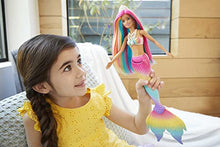 Carica l&#39;immagine nel visualizzatore di Gallery, Barbie Dreamtopia Sirena Cambia Colore - Bambola con Look Arcobaleno - Corpetto con Dettagli Marini - Colori Neon Accesi - Regalo Bambini 3-7 Anni, GTF89