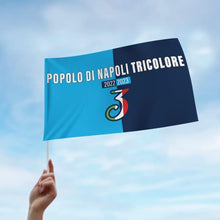 Carica l&#39;immagine nel visualizzatore di Gallery, MAGNATEVE &#39;O LIMONE Bandiera Popolo di Napoli 2023 Originale – Bandiera Campioni 90x150 cm – Gadget Idea Regalo Tifoso Calcio Originali – Idee Regali Divertenti per Tifosi