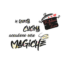 Carica l&#39;immagine nel visualizzatore di Gallery, Adesivi Murali Cucina in questa cucina accadono cose magiche Frasi scritte italiano wall stickers kitchen decorazione casa adesivi da parete adesivo muro citazioni decorazioni da muro Stickerdesign