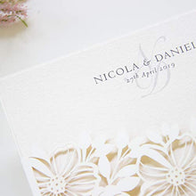 Carica l&#39;immagine nel visualizzatore di Gallery, 50 CARTE CONFEZIONE Partecipazioni matrimonio crema leggera taglio laser fai... - Ilgrandebazar