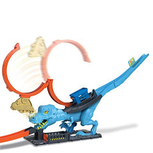 Carica l&#39;immagine nel visualizzatore di Gallery, Hot Wheels - Hot Wheels City Pista con 1 macchinina, sfreccia attraverso un loop gigante per sconfiggere il mega dinosauro, acrobatica da corsa con T-Rex, giocattolo per bambini 4+ Anni, HNP77