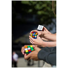 Carica l'immagine nel visualizzatore di Gallery, Rubik's, Spin Master, Il Cubo Classico 3X3, L'Originale, per Bambini dagli 8+, Rompicapo Professionale a cobinazione di Colori, Problem-Solving