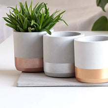 Carica l&#39;immagine nel visualizzatore di Gallery, Atelier Ideco - Rotonda Grigia Coperta E Rosegold Vaso Di Fiori Cemento,... - Ilgrandebazar