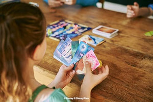 Asmodee - Dixit: Disney - Gioco da Tavolo di Fantasia e Immaginazione con i Personaggi Disney, 3-6 Giocatori, 8+ Anni, Edizione in Italiano
