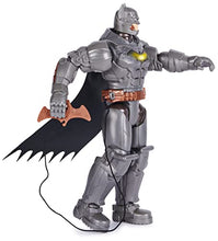 Carica l'immagine nel visualizzatore di Gallery, Batman DC Comics, Personaggio Deluxe Battle Strike 30 cm, 5 Accessori, Oltre 20 Suoni, Giocattoli da Collezionare per Bambini e Bambine dai 3 Anni in su