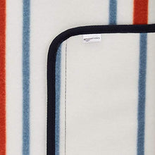 Carica l&#39;immagine nel visualizzatore di Gallery, AmazonBasics - Coperta da picnic con retro impermeabile, 200 x 200 x 200 cm