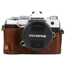 Carica l&#39;immagine nel visualizzatore di Gallery, MegaGear Custodia in Vera Pelle Compatibile con Olympus Om-D E-M5 Marrone