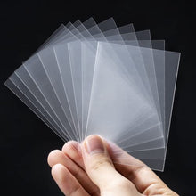 Carica l&#39;immagine nel visualizzatore di Gallery, Buste Proteggi Carte, 100 Pezzi Trasparenti Bustine Carte 66 X 92 MM 0,01MM Tasche Vuote per Carte Da Collezione Pokemon Magic